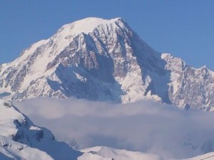 Slavina a Courmayeur, sciatore estratto vivo a punta Hellbronner