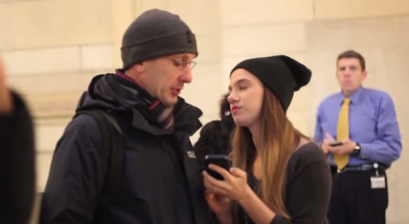 Видео реакции людей. Реакция на случайный поцелуй. Олаф Шольц поцелуй с незнакомцем.