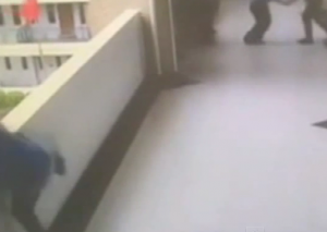 VIDEO YouTube - Bambino si butta dal balcone della scuola