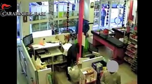 Bari, rapina a mano armata in supermercato: due arresti