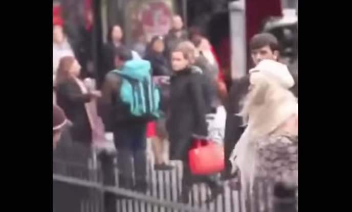 VIDEO YouTube, attore vestito da donna reagisce: il bullo resta a bocca aperta