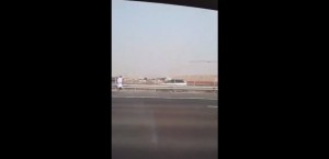 Emirati Arabi: cammello corre in autostrada, padrone lo insegue