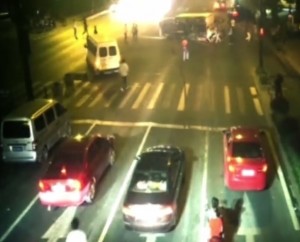 camion frena all'incrocio e si ribalta finendo sopra un ciclista