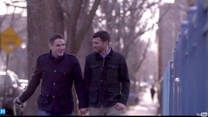 tv russa censura spot Hillary Clinton con 2 gay che si tengono per mano