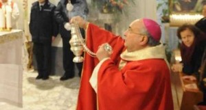 Caserta, si alza a messa e inveisce contro vescovo: "Tra di voi pedofili e gay"