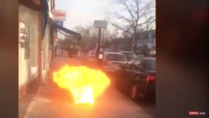 VIDEO YouTube - Tombino esplode all'improvviso: fiamme e fumo per strada