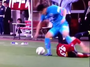 VIDEO YouTube, calcio in faccia all'avversario: solo ammonito