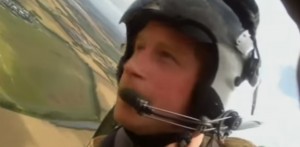 VIDEO YouTube - Principe Harry versione Top Gun guida uno Spitfire