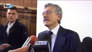 Massimo D'Alema litiga col cronista: "Denuncio te e i giornali" VIDEO