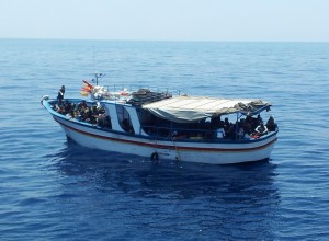 Sicilia, mille migranti in salvo. Un morto su un barcone