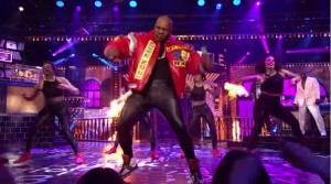 VIDEO YouTube, Mike Tyson con pantaloni di pelle attillati canta Push It