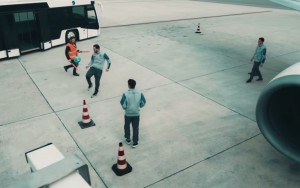 VIDEO YouTube - Higuain gioca su pista aeroporto. Ma è spot Meridiana