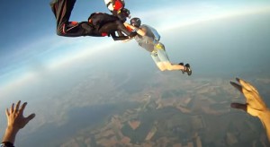 paracadutista perde GoPro a 3mila metri durante lancio 