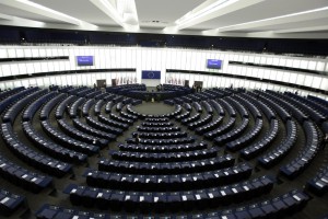Parlamentari Ue si aumentano lo stipendio di 18mila l'anno. "Per gli assistenti"