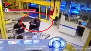 VIDEO Youtube: Angelo Di Fazio rapina supermercato. Schiaffo da carabiniere che fa spesa
