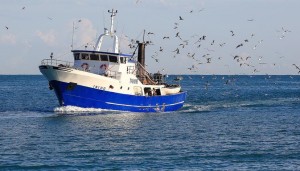 Marina sventa tentato sequestro di peschereccio: equipaggio caccia pirati libici