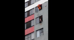 donna tenta suicidio, pompiere si tuffa da piano superiore e la blocca