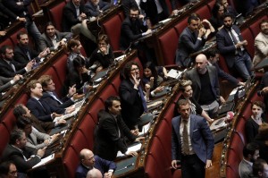 L'opposizione protesta contro il voto di fiducia sull'Italicum (Ansa)
