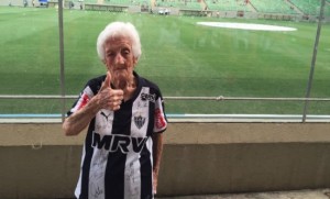 Ana de Oliveira Marques tifosa dell'Atletico Mineiro a 94 anni 