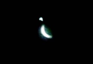 Ufo a Ronciglione? Misteriosa sfera luminosa vicino la luna FOTO