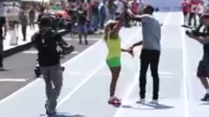VIDEO YouTube: Usain Bolt corre mano a mano con la campionessa cieca