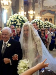 Valeria Marini portata all'altare dal padre, il 5 maggio 2013