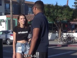 Video YouTube: ragazza chiede a sconosciuti di fare sesso con lei. Ma...