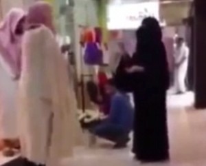 Arabia Saudita, polizia religiosa caccia donna con burqa che ha mani scoperte