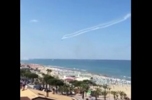 Video YouTube: incidente all'Air Show di Alba Adriatica, due aerei in mare