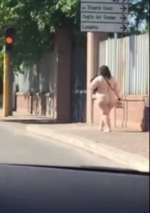 VIDEO YouTube - Bari, donna nuda cammina per strada. Ripresa dai passanti