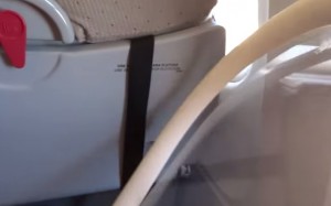 VIDEO YouTube - Finestrino dell'aereo si stacca