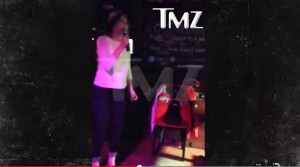  Amanda Knox canta "Zombie" dei Cranberries in un bar-karaoke