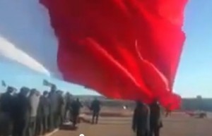 Messico, soldato impigliato in maxi-bandiera "vola" in aria 