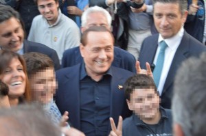 Berlusconi a Rapallo fa le corna ad un bambino durante la foto