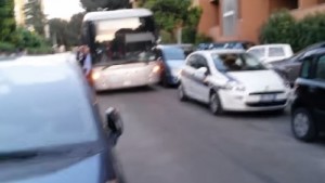 VIDEO YouTube - Roma, auto dei vigili blocca il traffico per 40 minuti