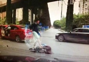 Video YouTube: insegue donna, la tira fuori dall'auto e la massacra a calci