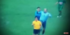 Video YouTube: calcio alla schiena dell'arbitro, follia di un portiere in Perù