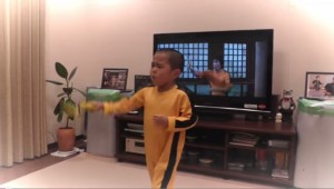 a 5 anni imita perfettamente Bruce Lee con gli nunchaku 