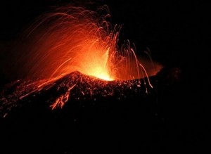 Etna torna a dare spettacolo: eruzione notturna da cratere Sud Est