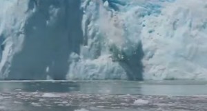 Alaska: ghiaccio si scioglie, turisti in barca si spaventano 