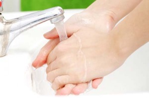 Lavarsi le mani, -40% infezioni: sei regole al lavandino