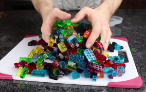 VIDEO YouTube. Come creare un castello di Lego con le caramelle gommose