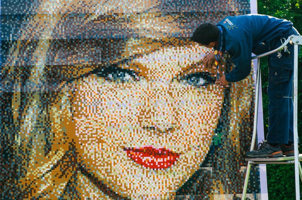Taylor Swift, ritratto di 3 metri con 40mila mattoncini Lego FOTO