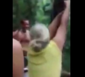 Questa donna vuole imitare Tarzan e si lancia con una liana: finisce malissimo