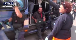 VIDEO YouReporter, Polizia a manifestante: "E' in stato di arresto". Lui: "Vaf.."