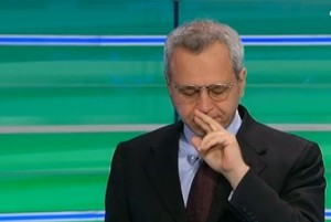 VIDEO Enrico Mentana sopraffatto dalla tosse durante il Tg