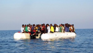 Migranti, Ue prepara missione anti scafisti. Ma Francia resiste alle quote