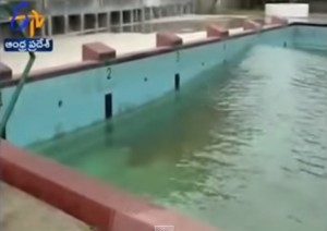 VIDEO YouTube Nepal. Tsunami in piscina: acqua ondeggia come in aquafan e esce