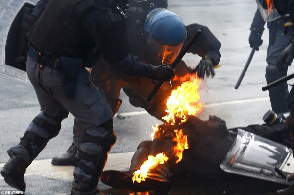 No Expo, poliziotto in fiamme