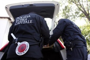 Modena: auto forza posto blocco e si schianta. Ferito vigile, arrestato rom 